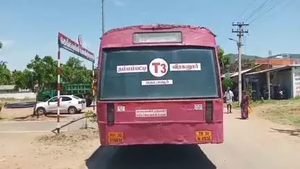 கெங்கவல்லி: கெங்கவல்லி பகுதியில் ஆபத்தை உணராமல் அரசு பேருந்தில் ஏறிய பெண் பயணி. நடத்துனர் கண்டித்த தால் போலீசில் புகார்