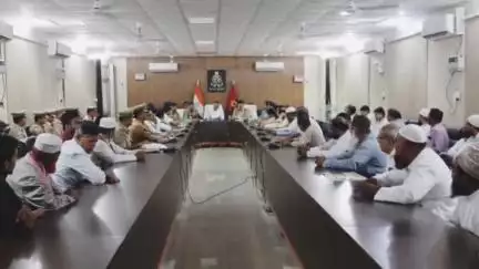इटावा: आगामी त्योहारों के मद्देनजर पुलिस लाइन सभागार में पीस कमेटी की बैठक सम्पन्न