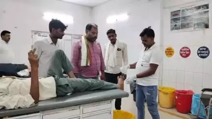 इटावा: नवादा चौराहे के समीप बाइक और टेम्पों की जोरदार भिंडन्त में बाइक सवार गंभीर घायल, जिला अस्पताल से सैफई PGI किया गया रैफर