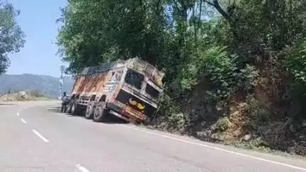 बिलासपुर सदर: जबली के पास सड़क किनारे नाले में घुसा ट्राला, बड़ा हादसा टला; ट्राला चालक को आई हल्की चोट, पुलिस कर रही जांच