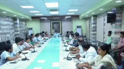 ଛତ୍ରପୁର: ଜଳ ଜୀବନ ମିଶନ କାର୍ଯ୍ୟକାରୀତାକୁ ନେଇ ଛତ୍ରପୁର ସ୍ଥିତ ଜିଲ୍ଲାପାଳଙ୍କ ସମ୍ମିଳନୀ କକ୍ଷରେ ବୈଠକ