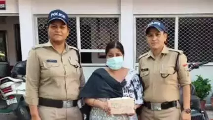 हरिद्वार: ज्वालापुर पुलिस ने मोहल्ला मालियान से महिला शराब तस्कर को किया गिरफ्तार, बरामद हुए देसी शराब के 52 पव्वे