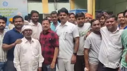 गोरमी: गोरमी में अतिक्रमण हटाने के विरोध में व्यापारियों ने किया नगर परिषद का घेराव, सीएमओ से जगह चिन्हित करने को कहा