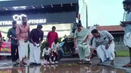 മുകുന്ദപുരം: ഇരിങ്ങാലക്കുട നഗരത്തിലെ ശോചനീയാവസ്ഥയിലുള്ള റോഡുകളിൽ ഡിവൈഎഫ്ഐ കളിവഞ്ചിയിറക്കി പ്രതിഷേധിച്ചു