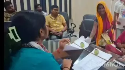 नानपारा: नानपारा में खंड विकास अधिकारी ने फरियादियों की समस्याएं सुनी, संबंधितों को त्वरित कार्रवाई के निर्देश दिए