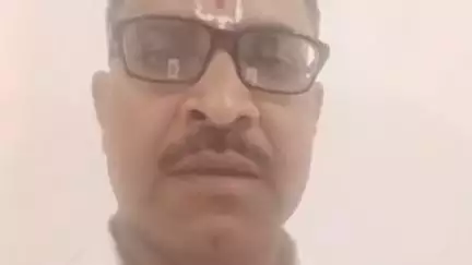 मानपुर: मानपुर प्रखंड के बीस सूत्री अध्यक्ष ने राजस्व कर्मचारी के खिलाफ डीएम को आवेदन देकर कार्रवाई की मांग की