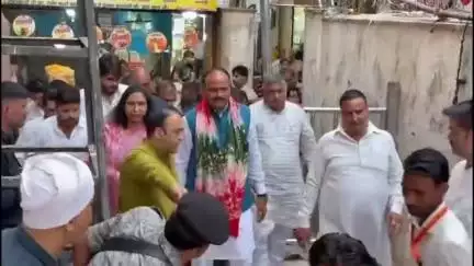 मथुरा: वृंदावन में गोस्वामी समाज ने डिप्टी सीएम को दिया मांग पत्र, बांकेबिहारी मंदिर और कुंज गलियों को न तोड़ने की मांग की