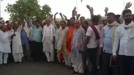 भभुआ: मसोई पीएनसी कंपनी के समीप भारतमाला परियोजना के तहत किसानों की मुआवजे की मांग को लेकर बैठक आयोजित की गई