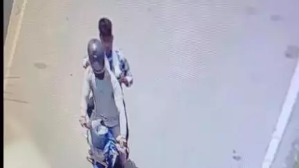 कटकमदाग: नावाडीह में दिनदहाड़े महिला के गले से सोने की चेन झपटकर अपराधी फरार, सीसीटीवी में कैद हुई वारदात