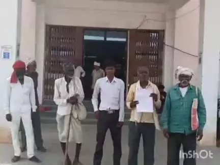 बल्देवगढ़: जिनागढ़ जंगल गांव के किसानों का आरोप, पटवारी ने फोन पर की गाली-गलौज, कार्रवाई की मांग