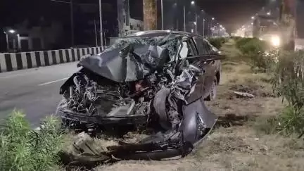 इटावा: डिवाइन लाइट स्कूल के समीप नेशनल हाईवे पर ट्रक ने कार सवार को मारी टक्कर, कार हुई छतिग्रस्त, कार सवार गंभीर घायल