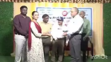 மதுரை தெற்கு: ரயில்வே காலனியில் மதுரை ரயில்வே கோட்டத்தில் சிறப்பாக பணியாற்றிய 26 ஊழியர்களுக்கு ரயில் சேவா புரஸ்கார் விருதை வழங்கிய ரயில்வே கோட்ட மேலாளர்
