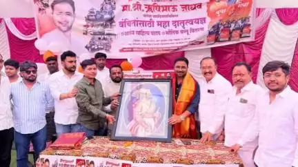 मेहकर: नित्यानंद सेवा आश्रम हिवरा आश्रम येथे महा दार्तृत्वयज्ञ मा.आमदार रायमुलकर यांच्या हस्ते शालेय साहित्याचे वाटप