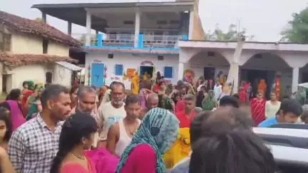 रामपुर नैकिन: ग्राम खडबडा में एक महिला पेड़ के नीचे फंसी, 40 मिनट तक लोग रहे परेशान, निकाला गया बाहर