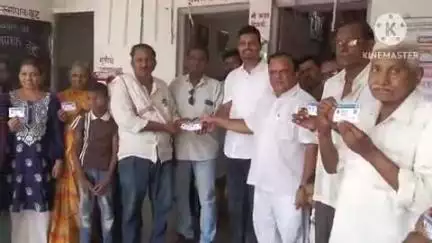 आर्वी: 397 गरीब गरजू वंचित राहिलेला लाभार्थ्यांना आदर्श विद्यालयात आयुष्यमान आणि आभा कार्डचे मान्यवरांनी केले वितरण
