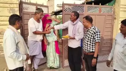 नागौर: नागौर जिले के गांव में वंदे गंगा जल संरक्षण जन अभियान के तहत बांटे गए पीले चावल