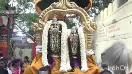 திருப்பரங்குன்றம்: திருப்பரங்குன்றத்தில் வைகாசி விசாகத் திருவிழா வசந்த மண்டபத்தில் தெய்வானையுடன் ஊஞ்சலில் எழுந்தருளிய சுப்பிரமணியசாமி