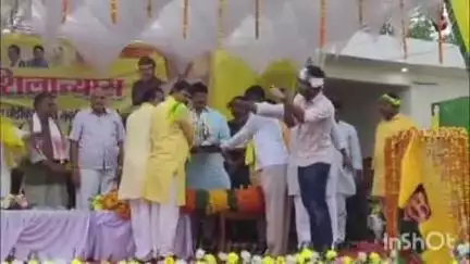 कुंडा: कुंडा कस्बे पहुंचे विधायक राजा भैया ने करोड़ों की लागत से बनने वाली सड़क का शिलान्यास किया