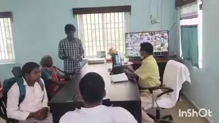 ଜୁନାଗଡ: ନିଜ କାର୍ଯ୍ୟଳୟ ରେ ବିଭିନ୍ନ ଲୋକଙ୍କ ସମସ୍ୟା ବୁଝିଲେ ଗୋଲାମୁଣ୍ଡା ବିଡ଼ିଓ