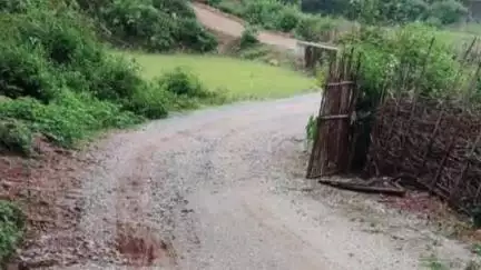 गुदड़ी: गुदड़ी के टोमडेल क्षेत्र में सड़क निर्माण में गुणवत्ता की कमी से ग्रामीणों में नाराज़गी