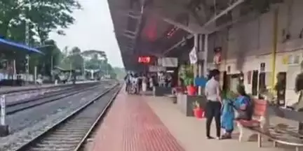 കൊട്ടാരക്കര: കൊട്ടാരക്കര റെയിൽവേ സ്റ്റേഷനിൽ ട്രെയിനിൽ നിന്നും വീണ് തമിഴ്നാട് സ്വദേശി മരണപ്പെട്ടു