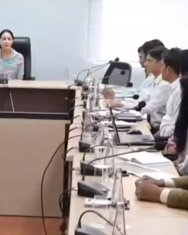 जयपुर: एमआई रोड स्थित पर्यटन भवन में उपमुख्यमंत्री दीया कुमारी ने विभाग के अधिकारियों के साथ की समीक्षा बैठक