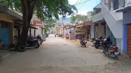 உத்தமபாளையம்: கம்பம் அருகே இரு சக்கர வாகனத்தில் சென்ற ராணுவ வீரரை அறிவாளல் வெட்டி மர்ம நபர்கள் தப்பி ஓட்டம்
