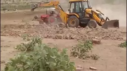 राजनगर: भैरा पंचायत में जेसीबी से खेत तालाब का निर्माण करवाया जा रहा है, वीडियो आया सामने