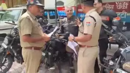 ऋषिकेश: लक्ष्मण झूला में पुलिस ने आम लोगों के बीच सड़क सुरक्षा को लेकर अभियान चलाया, हरियाणा से पहुंचे राइडर्स