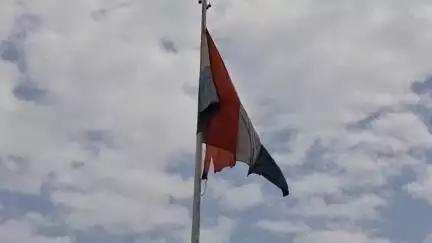 राजनगर: खजुराहो रेलवे स्टेशन पर फटा राष्ट्रीय ध्वज, जिम्मेदार नहीं दे रहे ध्यान, वीडियो वायरल