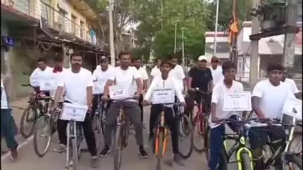 टंडवा: उच्च रक्तचाप दिवस पर सदर अस्पताल से साइकिल रैली, लोगों को किया जागरूक