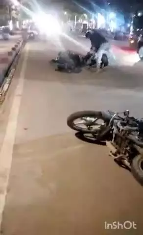 आगरा: ताजगंज में मोबाइल फोन छीनने के आरोपी को दो युवकों ने बीच सड़क पर पीटा, वीडियो हुआ वायरल