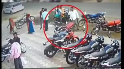 चौरई: चौरई नगर: शातिर चोर ने बाइक की डिक्की से चुराए सवा लाख रुपये, सीसीटीवी में कैद हुई वारदात