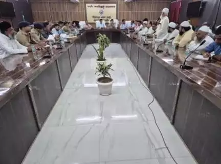 उरई: उरई के रानी लक्ष्मी बाई सभागार में आगामी त्यौहार को लेकर डीएम और एसपी ने की बैठक