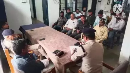 अमरवाड़ा: अमरवाड़ा थाना परिसर में ईद उल जुहा को लेकर शांति समिति की बैठक आयोजित, अंजुमन कमेटी के पदाधिकारी मौजूद