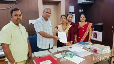 ମାଲକାନଗିରି: ବାଲିମେଳା ସ୍ୱାସ୍ଥ୍ୟକେନ୍ଦ୍ରର ବିଭିନ୍ନ ସମସ୍ୟାନେଇ ଜିଲ୍ଲାପାଳ ଏବଂ ସିଡ଼ିଏମ୍ଓଙ୍କୁ ଲିଖିତ ଦାବିପତ୍ର ଦେଲେ ଉପାଧ୍ୟକ୍ଷା ଓ କାଉନ୍ସିଲରବୃନ୍ଦ