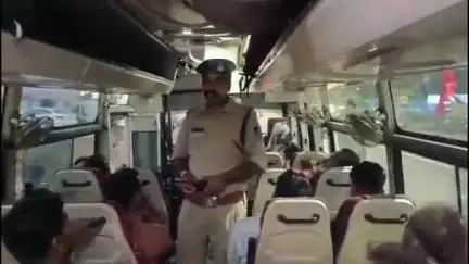 देवास: यातायात पुलिस ने आम जनों को राहवीर योजना की जानकारी दी