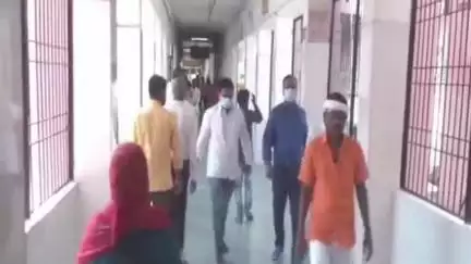 आज़मगढ़: सीएमओ डॉ अशोक कुमार ने कहा, कोविड से बचाव के लिए हम पूरी तैयारी कर चुके हैं, ऑक्सीजन से लेकर बेड तक सब तैयार रखा है