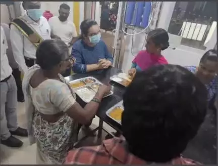 నగరంలోని అన్న క్యాంటీన్‌ను తనిఖీ చేసిన నగరపాలక సంస్థ కమిషనర్ భావన