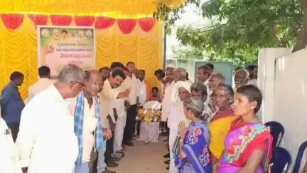 కుప్పం: గుడిపల్లి మండల కేంద్రంలో రాయితీపై వేరుశనగ విత్తనాలు పంపిణీ