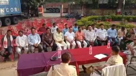 गोला: बकरीद पर्व को लेकर गोला थाना परिसर में शांति समिति की हुई बैठक, सोशल मीडिया पर अफवाह फैलाने वालों पर कार्रवाई की चेतावनी