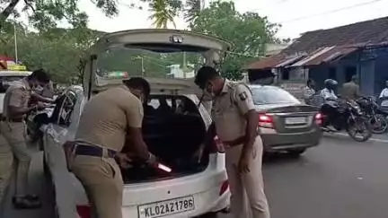 தென்காசி: தென்காசி மாவட்டத்தில் காவல்துறையினர் திடீர் வாகன தணிக்கை நடத்தினர்