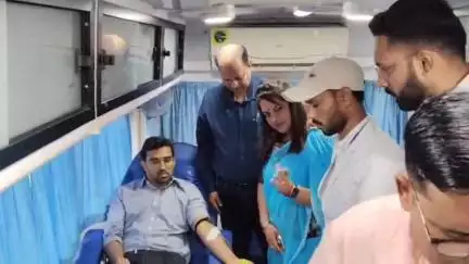 हरदा: प्राथमिक स्वास्थ्य केंद्र रहटगांव में निरीक्षण के दौरान कलेक्टर ने नागरिकों को प्रेरित करने के लिए किया रक्तदान