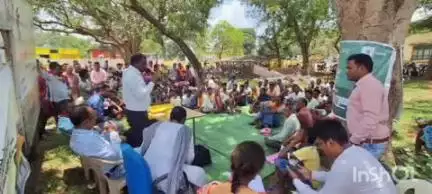 ग्राम नंदपुरा में कृषि विभाग के अधिकारियों एवं वैज्ञानिकों ने किसानों को उन्नत खेती करने की जानकारी दी