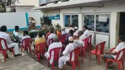 बारा: आगामी त्यौहार बकरीद को लेकर नारीबारी चौकी परिसर में पीस कमेटी की बैठक संपन्न हुई