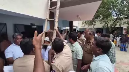 நத்தம்: நத்தம் துவக்கப்பட்ட அரசு கலைக் கல்லூரியின் தற்காலிக கட்டிடத்தில் எழுதப்பட்டிருந்த எம்எல்ஏ பெயரை அளித்த கல்லூரி நிர்வாகம். மீண்டும் எழுதிய அதிமுகவினர்