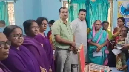 কাঁথি ১: চোখের আলো প্রকল্পের মাধ্যমে আজ এলাকার দুঃস্থদের হাতে চশমা তুলে দিল কাঁথি পৌরসভা,উপস্থিত চেয়ারম্যান সুপ্রকাশ গিরি