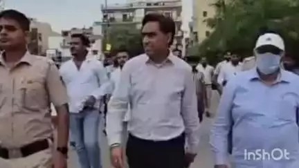 गुरुग्राम: गुरुग्राम में महिला ने DTP के पैरों में रखा बच्चा, बोली- रेहड़ी ही कमाई का एकमात्र जरिया, अतिक्रमण हटाने गई थी टीम