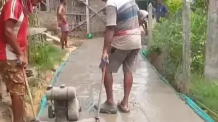 ভগবানপুর ২: চাট্টাভেড়ি গ্রামে১৯৮ নম্বর বুথে বিধায়ক সুমিতা সিনহা তার বিধায়ক উন্নয়ন তহবিলের অর্থে আজ ঢালাই রাস্তার নির্মাণের সূচনা