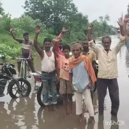 नरपतगंज: नरपतगंज बाजार में जलजमाव व कीचड़ से परेशान लोगों ने किया प्रदर्शन